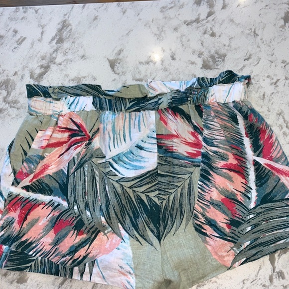 Guess paper-bag waist linenshorts - Picture 2 of 3